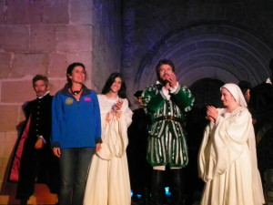 Abigail Tomey  saluda tras la representación del Tenorio en Sigüenza el pasado fin de semana (Foto: R.B./www.culturaenguada.es)